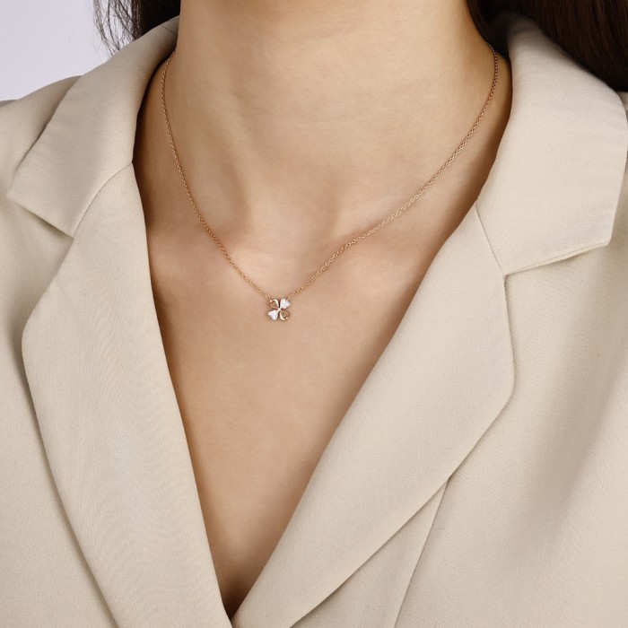 0,04 Karat Pırlantalı Yonca Kolye